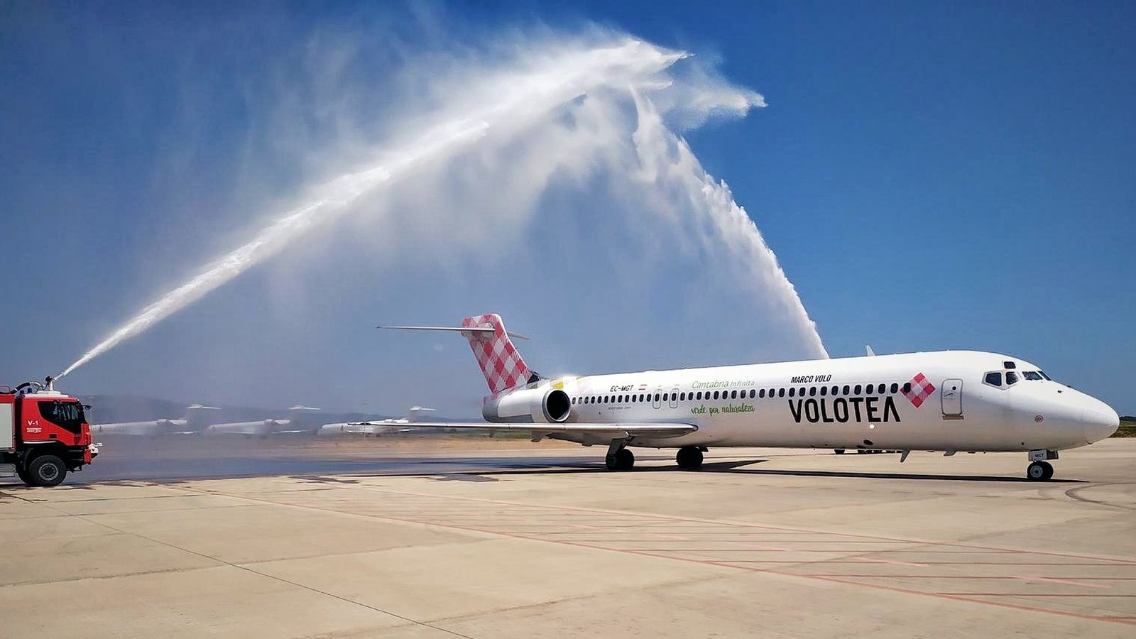 L'avió procedent de Bilbao ha estat rebut amb el tradicional arc d’aigua