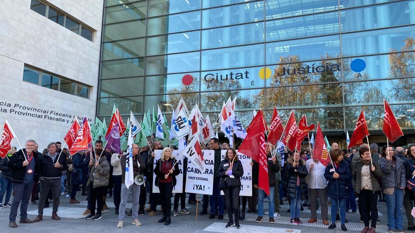 Imatge de la concentració a les portes de la Ciutat de la Justícia de València
