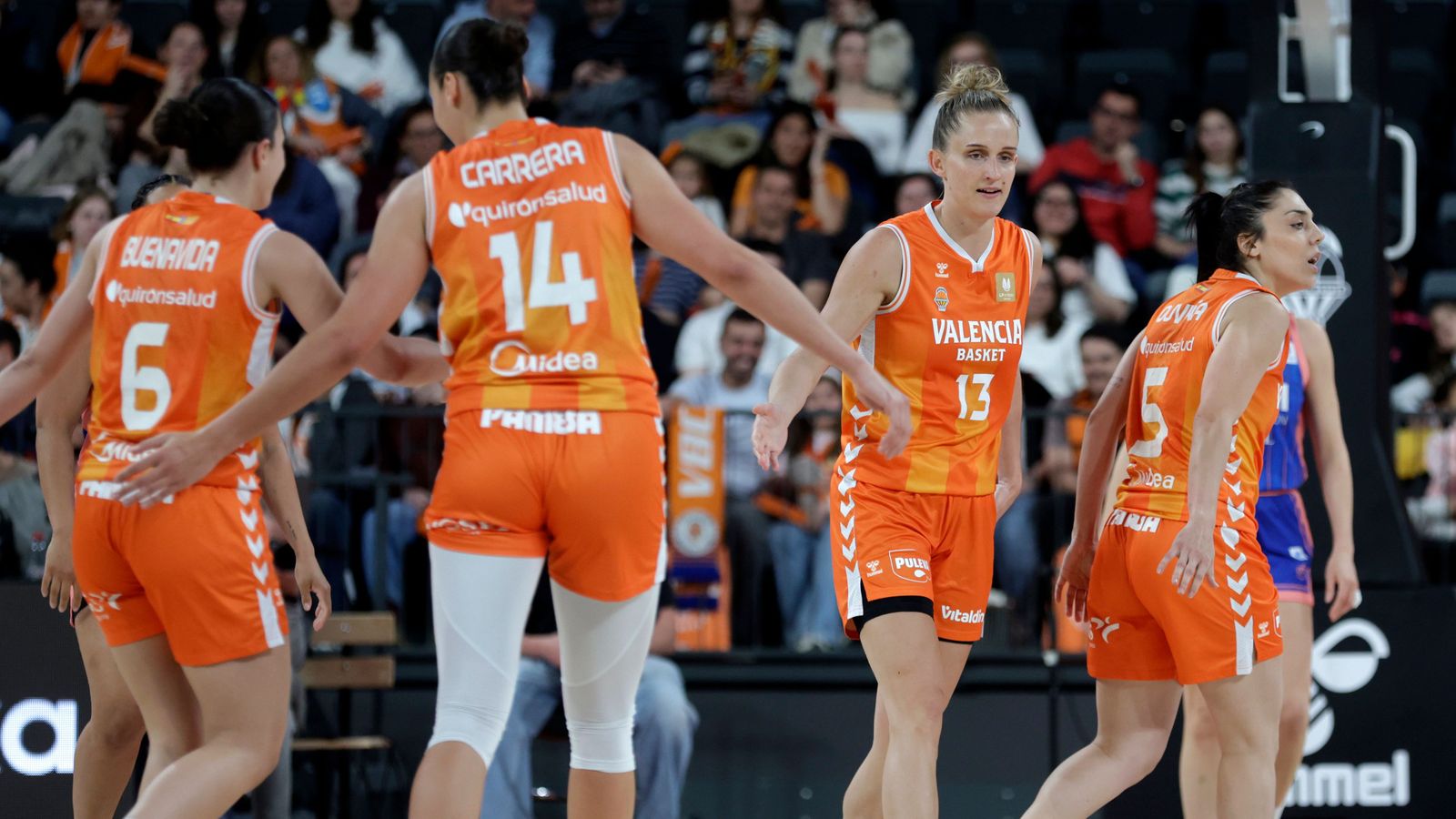 Les jugadores del València Basket durant el partit contra el Baxi Ferrol