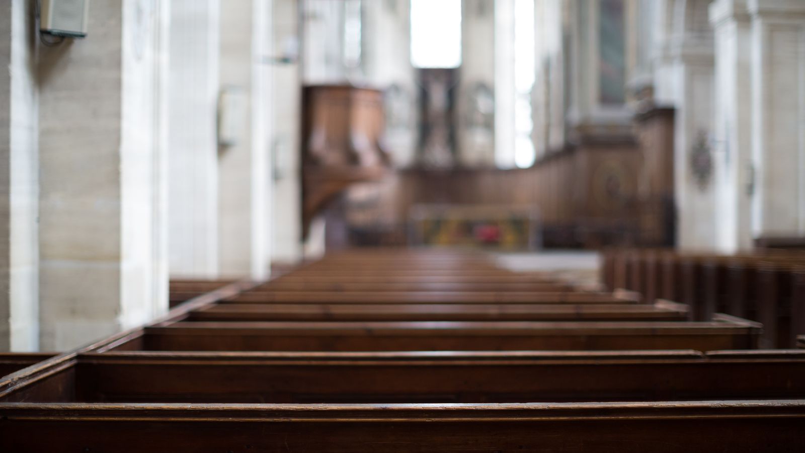 Interior d'una esglèsia buida a França
