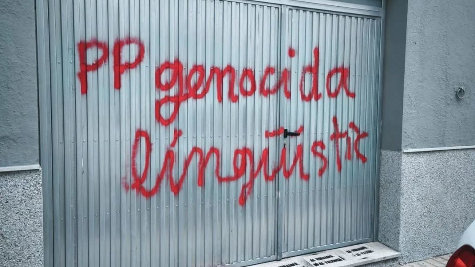 Pintada a la porta de la seu del PP de Petrer, este dissabte