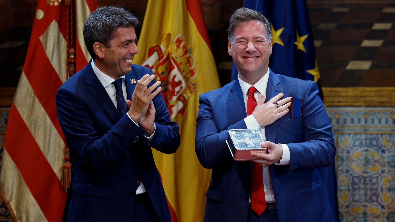 L'humorista Carlos Latre rep, emocionat, el títol d'Embaixador de la Comunitat Valenciana