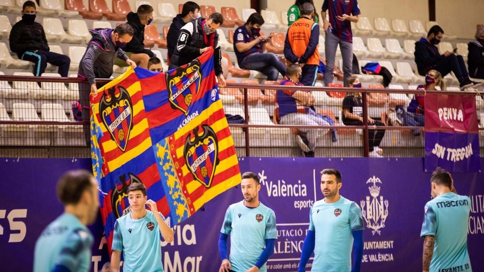 Els jugadors del Llevant, en l'escalfament previ d'un partit