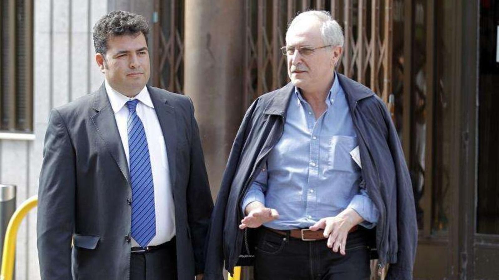 L'exalcalde de Quartell, Francisco Huguet (d), al costat del seu advocat, en una imatge d'arxiu