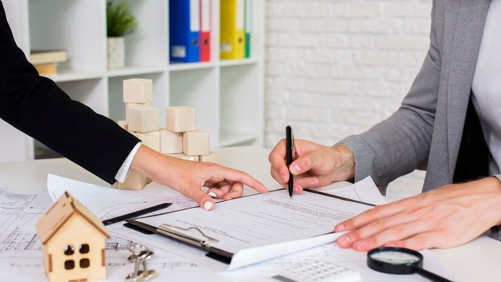 Una dona signa un document