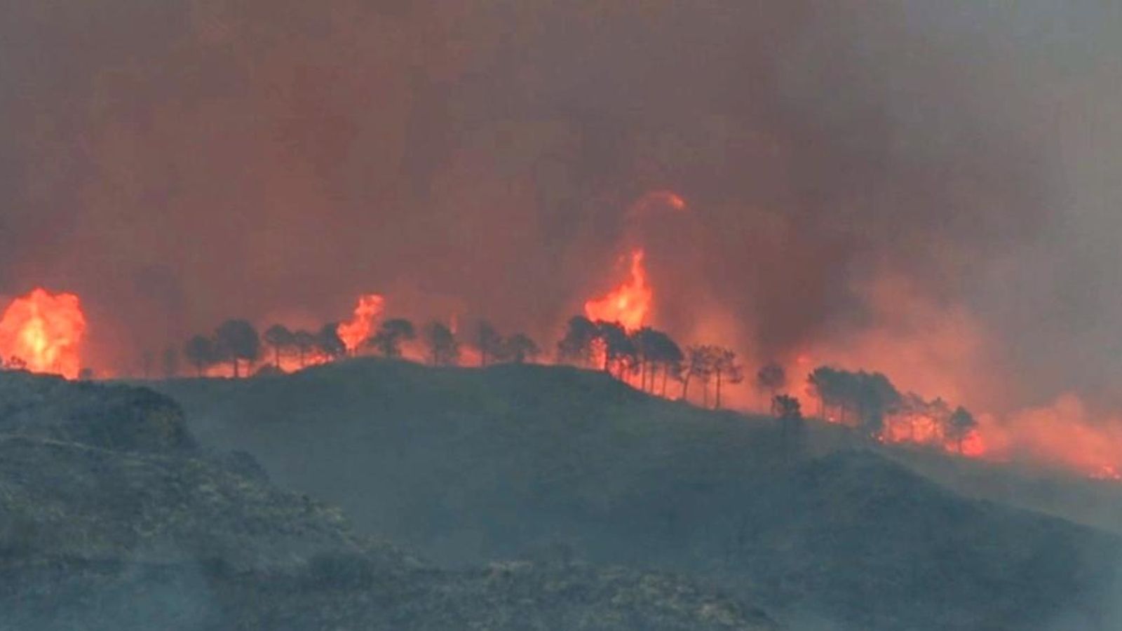 Emergències diu que la previsió meterològica per a la nit és bona i que podria ajudar en les tasques d'extinció