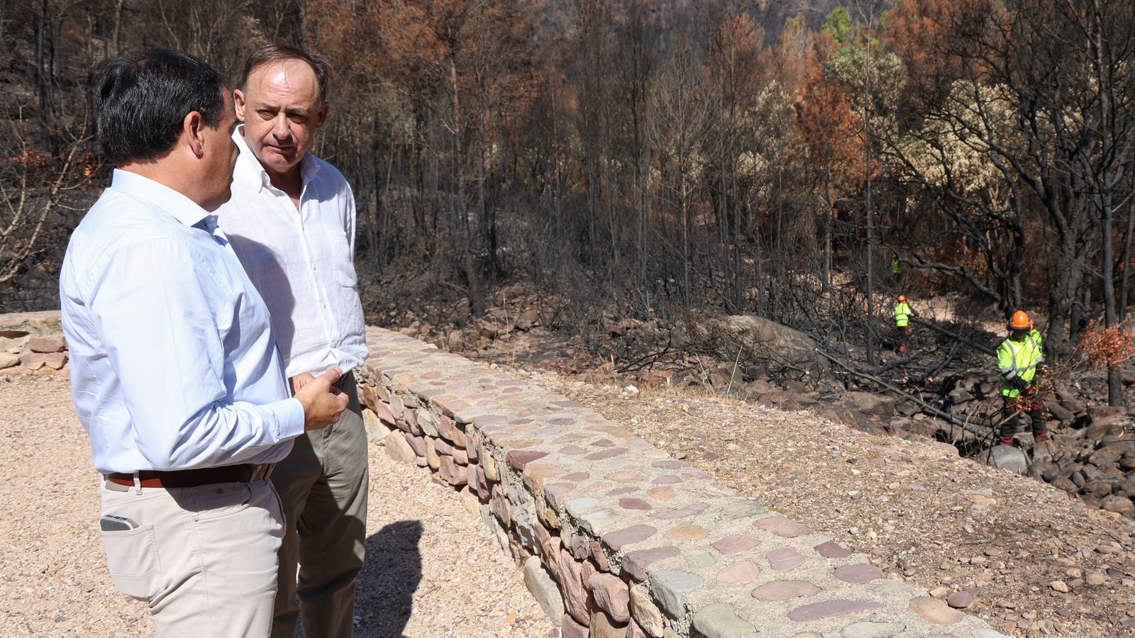 El president Pérez Llorca visita este dilluns, junt amb l'alcalde d'Artana, les obres d'emergència per a recuperar la zona cremada a la serra d'Espadà