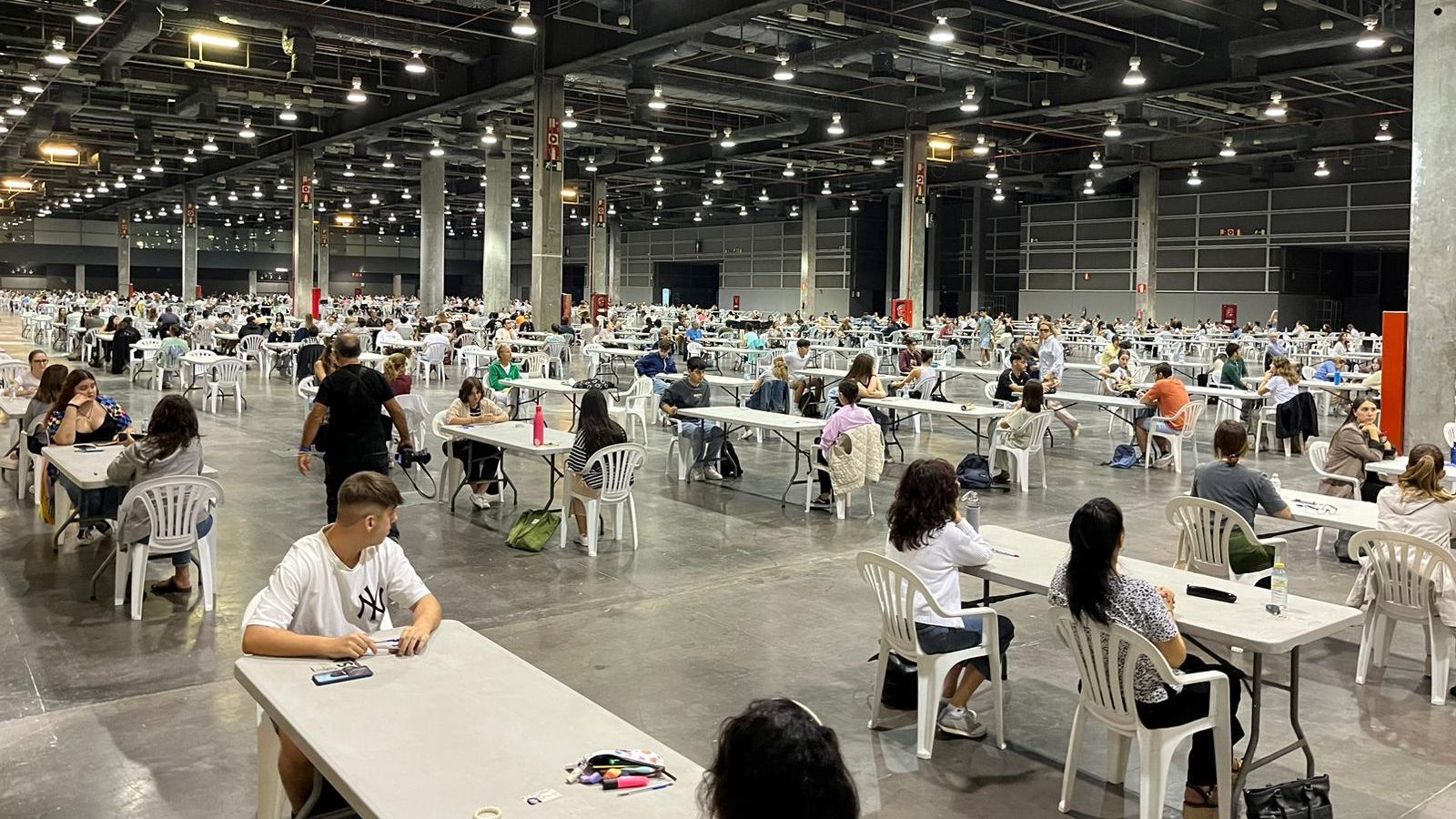 Alumnat examinant-se de les proves de la Junta Qualificadora a la Fira de Mostres de València
