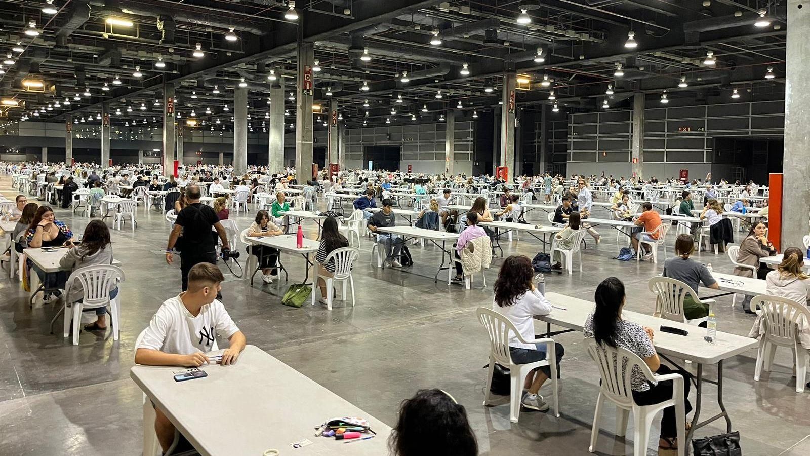 Alumnat examinant-se de les proves de la Junta Qualificadora a la Fira de Mostres de València Alumnat examinant-se de les proves de la Junta Qualificadora a la Fira de Mostres de València