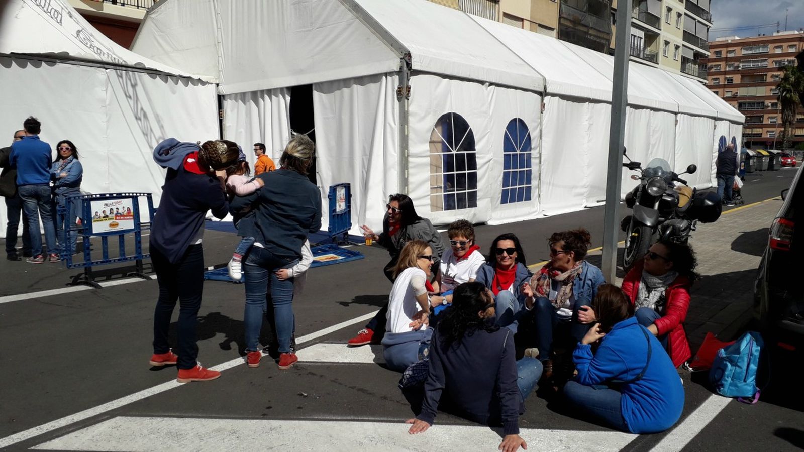 Uns envelats ocupant un carrer de València en una imatge d'arxiu