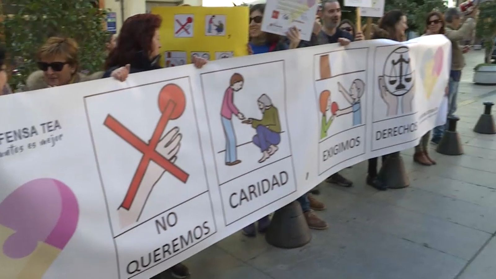 Les famílies de la Plataforma Defensa TEA manifestant-se