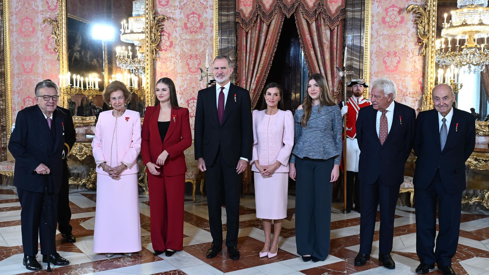 El pare de la Constitució Miguel Herrero de Miñón, la reina Sofia, la princesa Elionor, el rei Felip VI, la reina Leticía, la infanta Sofia, l'expresident del govern Felipe González i el pare de la Constitució, Miquel Roca, al Palau Reial a Madrid