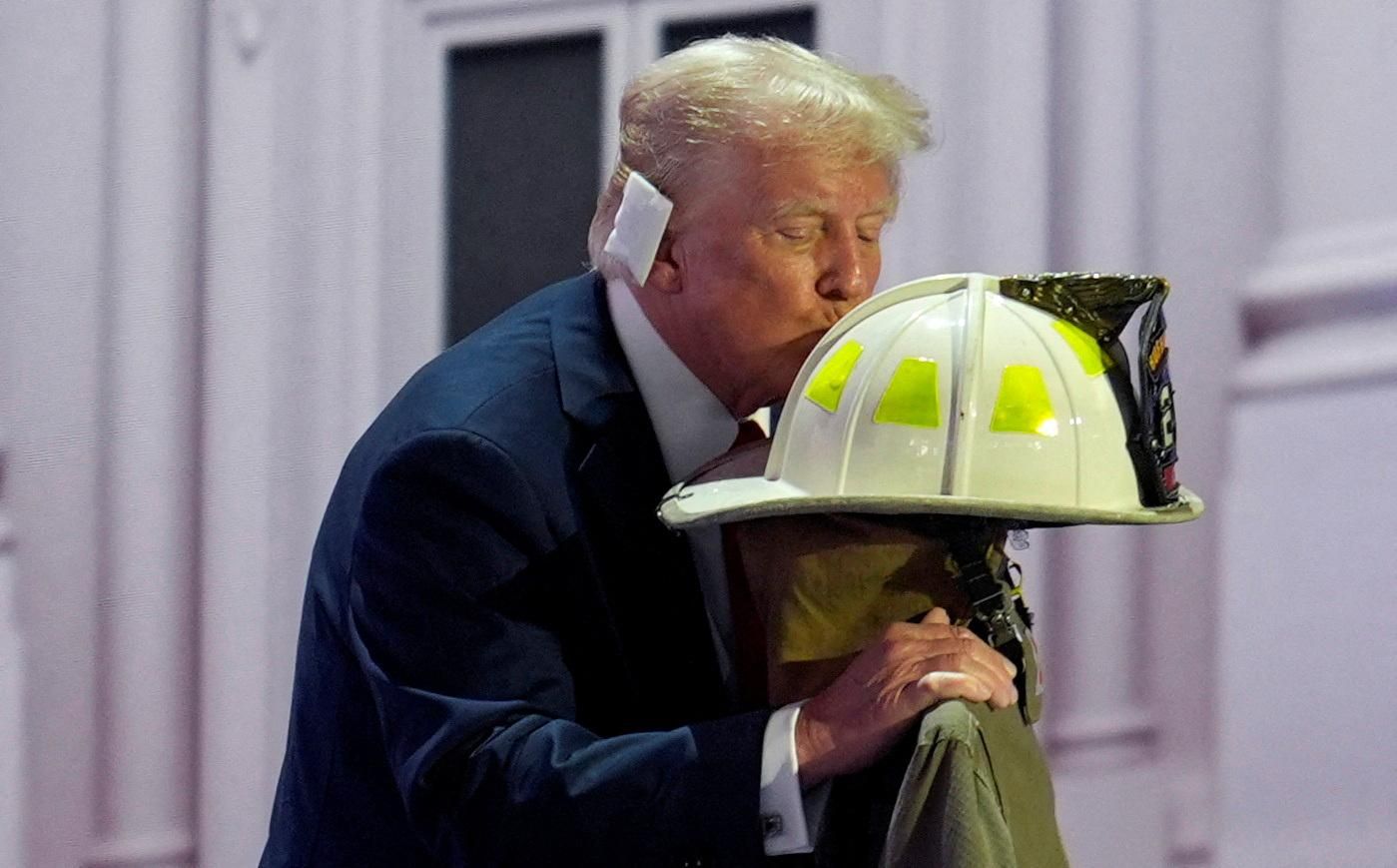 Trump besa el casc d'un bomber, en homenatge al que va morir durant el seu intent d'assassinat Trump besa el casc d'un bomber, en homenatge al que va morir durant el seu intent d'assassinat