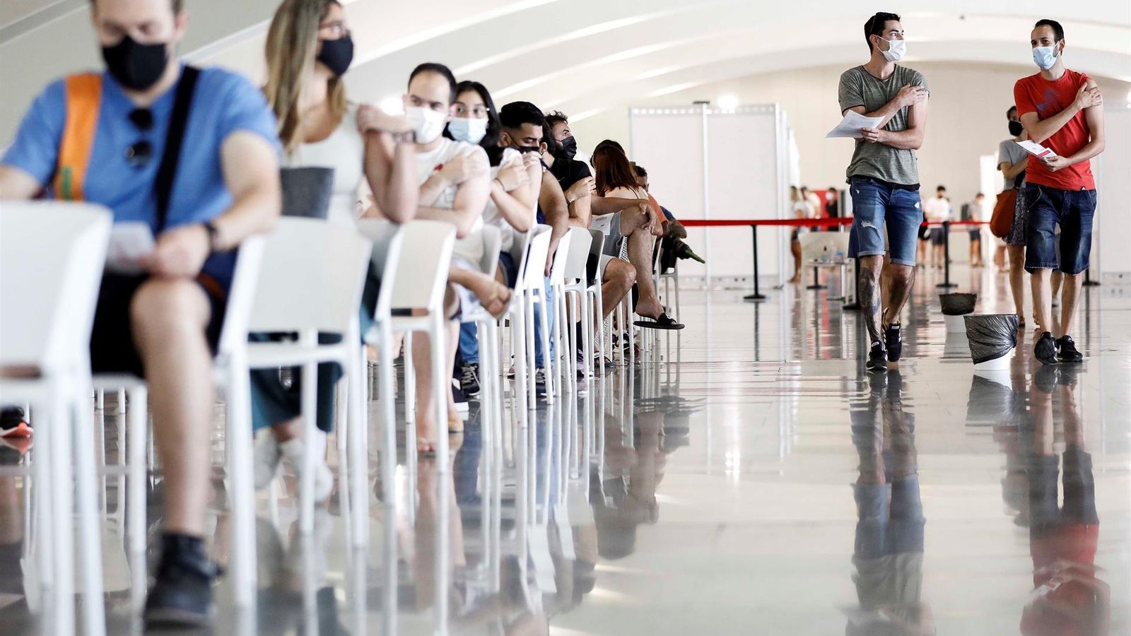 Diverses persones esperen en el vacunòdrom de la Ciutat de les Arts i les Ciències, a València