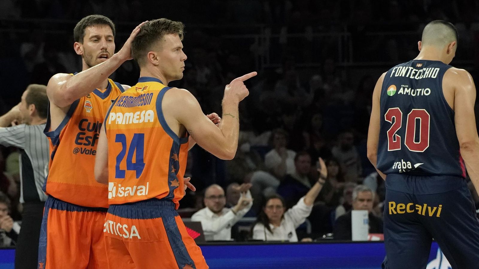 Sam Van Rossom felicita el també taronja Martín Hermannsson per una cistella contra el Baskonia