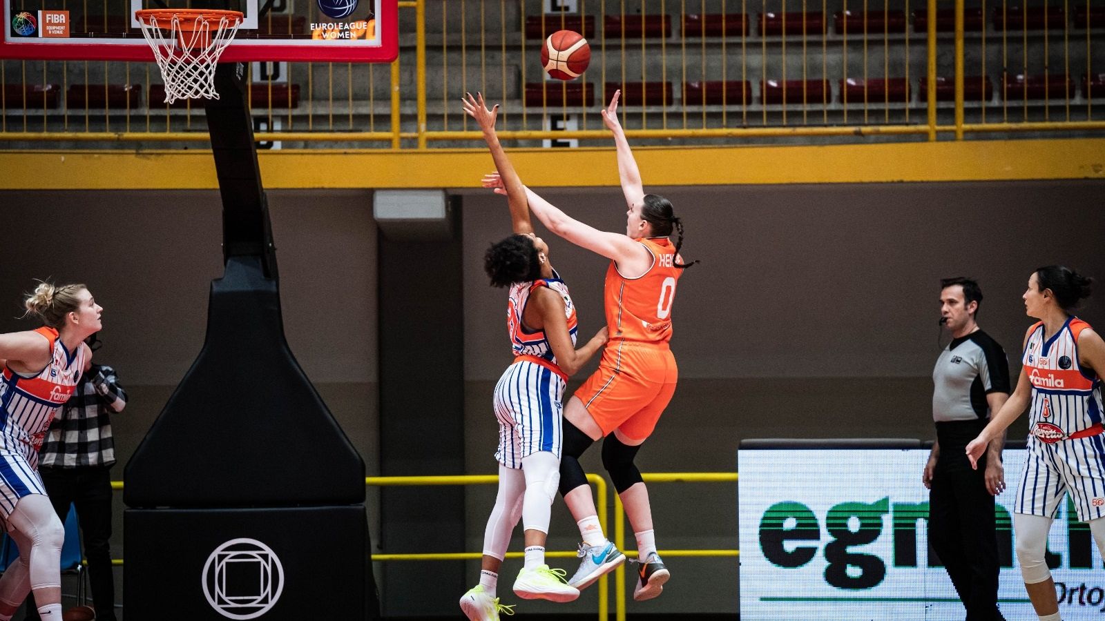 Merritt Hempe fa un llançament a cistella