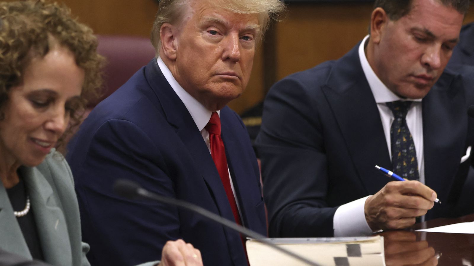 Donald Trump entra al Tribunal Penal de Manhattan. Foto de portada: Andrew Kelly / Reuters