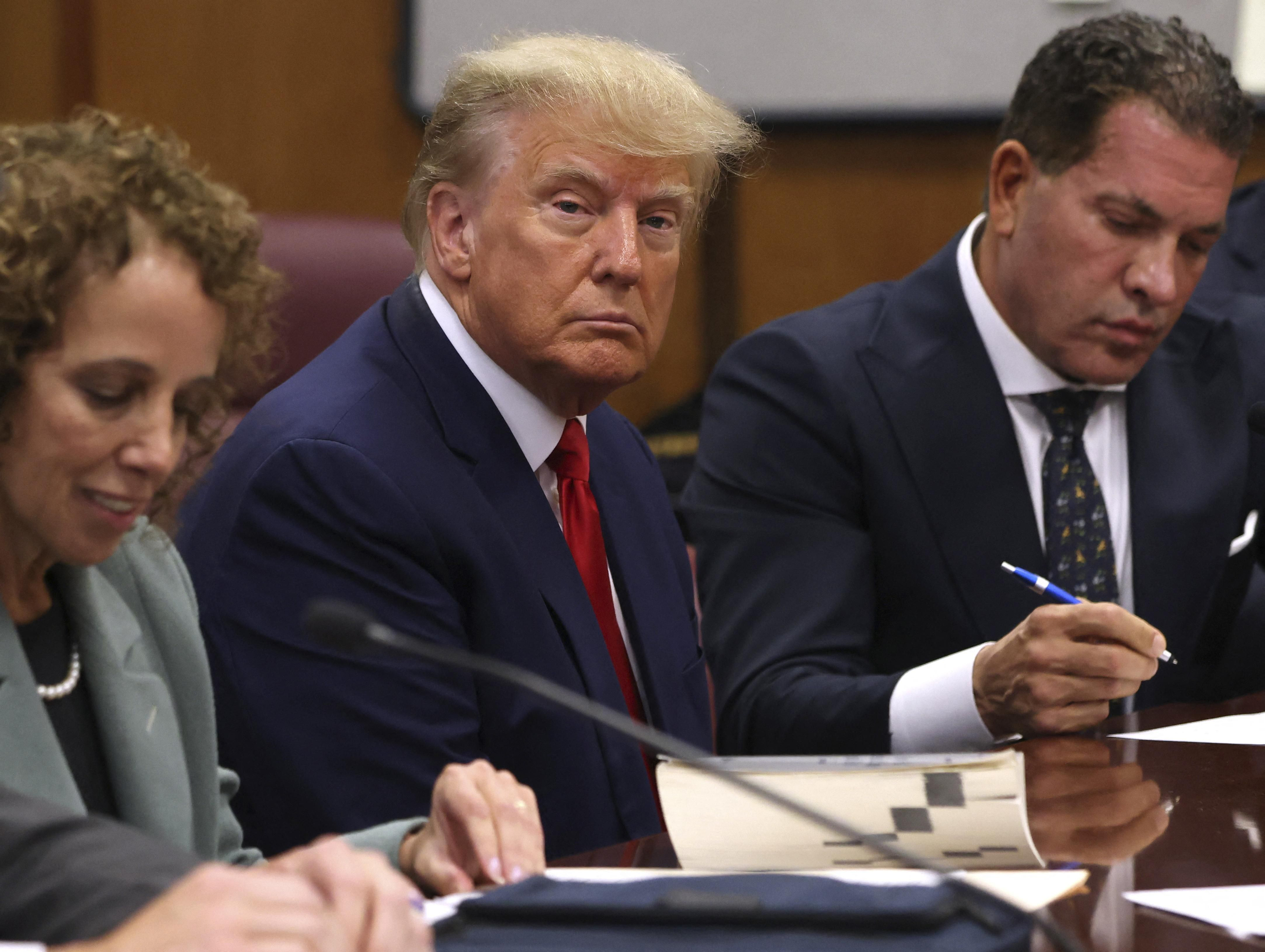 Donald Trump entra al Tribunal Penal de Manhattan. Foto de portada: Andrew Kelly / Reuters
