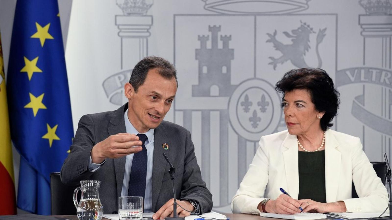 El ministre de Ciència, Innovació i Universitats, Pedro Duque, i la ministra portaveu, Isabel Celaá