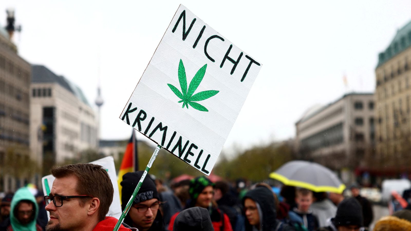 Un home amb una pancarta que diu "No sóc criminal" acompanyada de logotip de la planta de la marihuana, durant la celebració del dia del cànabis a Berlín, a l'abril