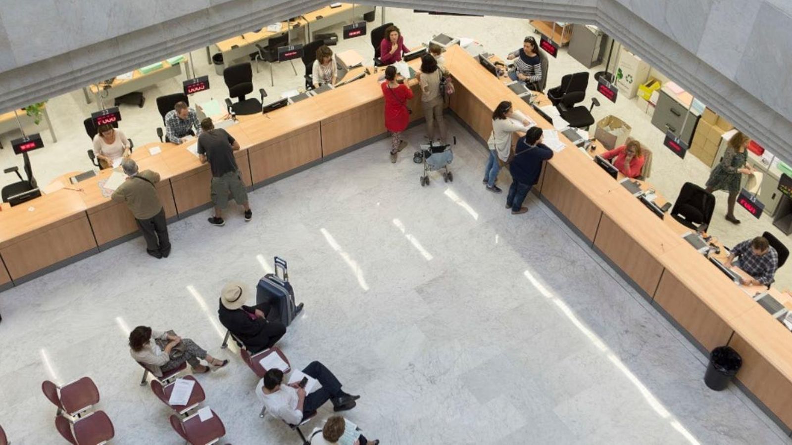 Funcionaris atenent el públic en una imatge d'arxiu