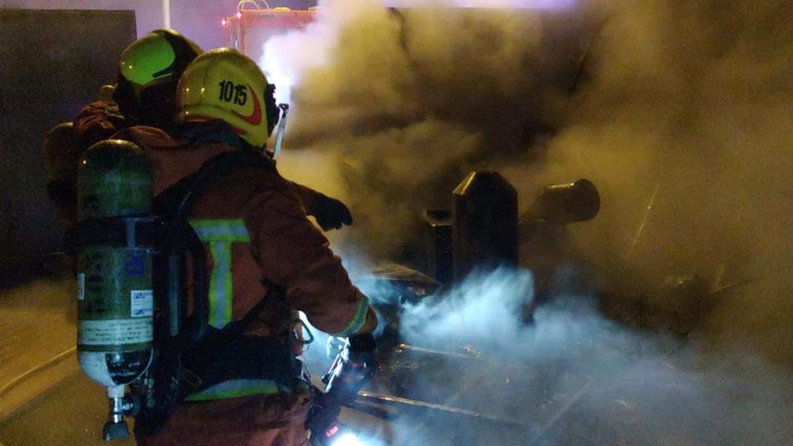 Diversos efectius del Consorci Provincial de Bombers s'han desplaçat al lloc de l'incendi Diversos efectius del Consorci Provincial de Bombers s'han desplaçat al lloc de l'incendi