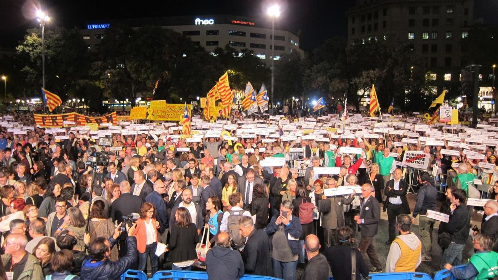 Plaça de Catalunya (Barcelona) durant la concentració per a protestar per l’any de presó de Sànchez i Cuixart