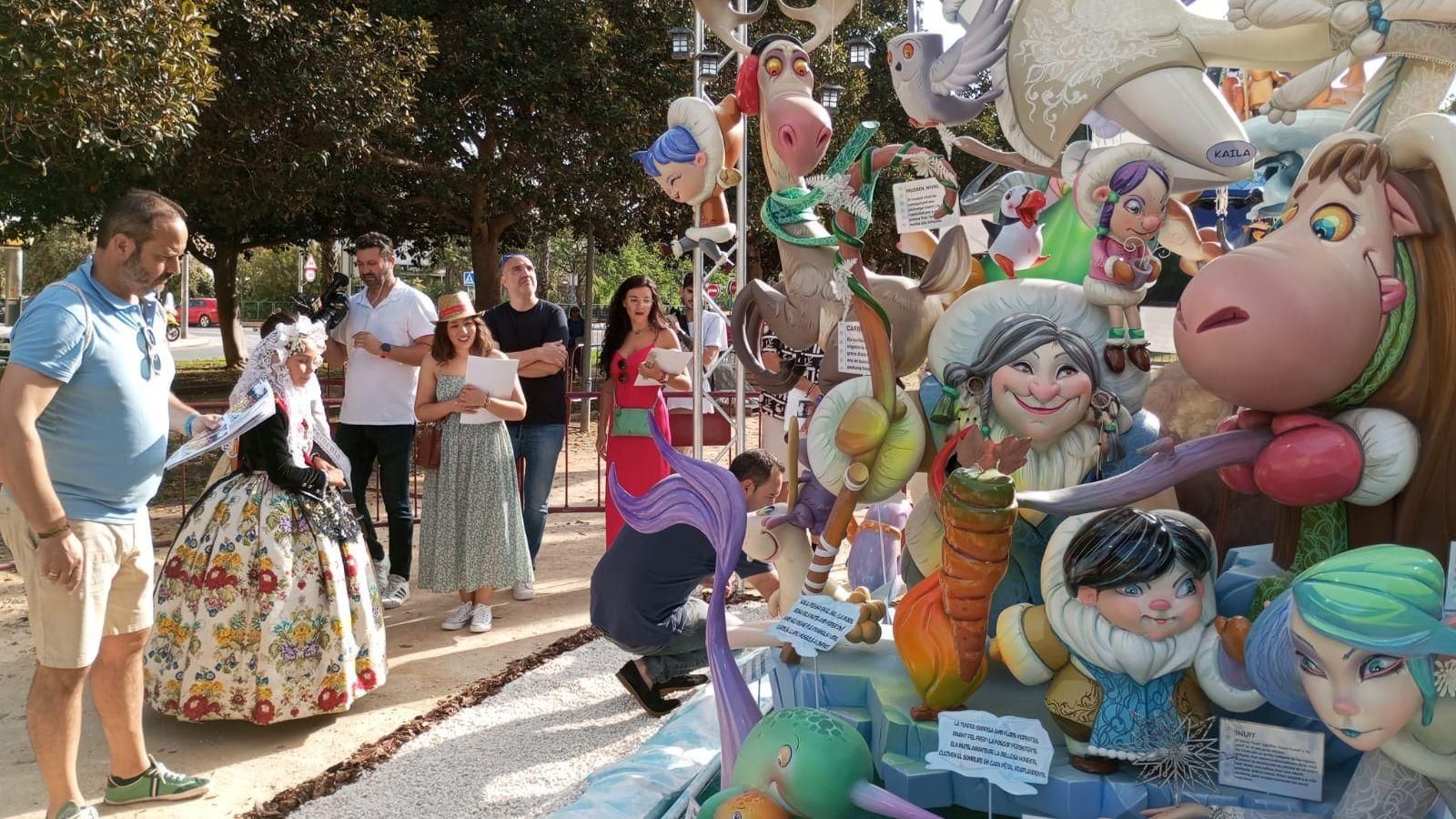 Membres del jurat visiten una de les 89 fogueres infantils que ja estan enllestides en els carrers d'Alacant