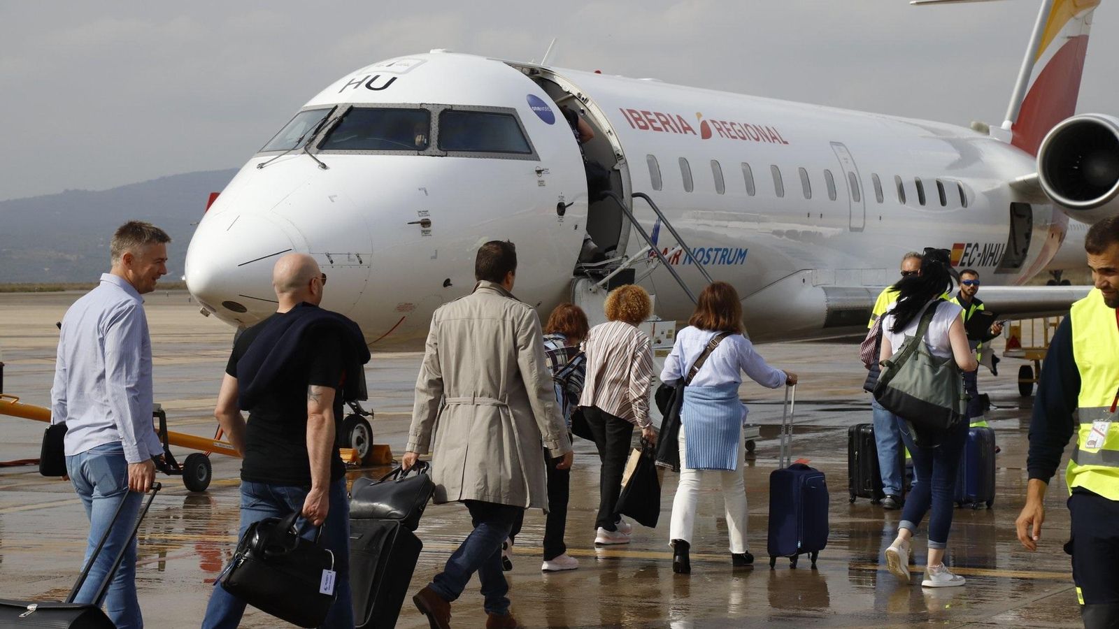 Passatgers en un vol d¡Air Nostrum en l'aeroport de Castelló