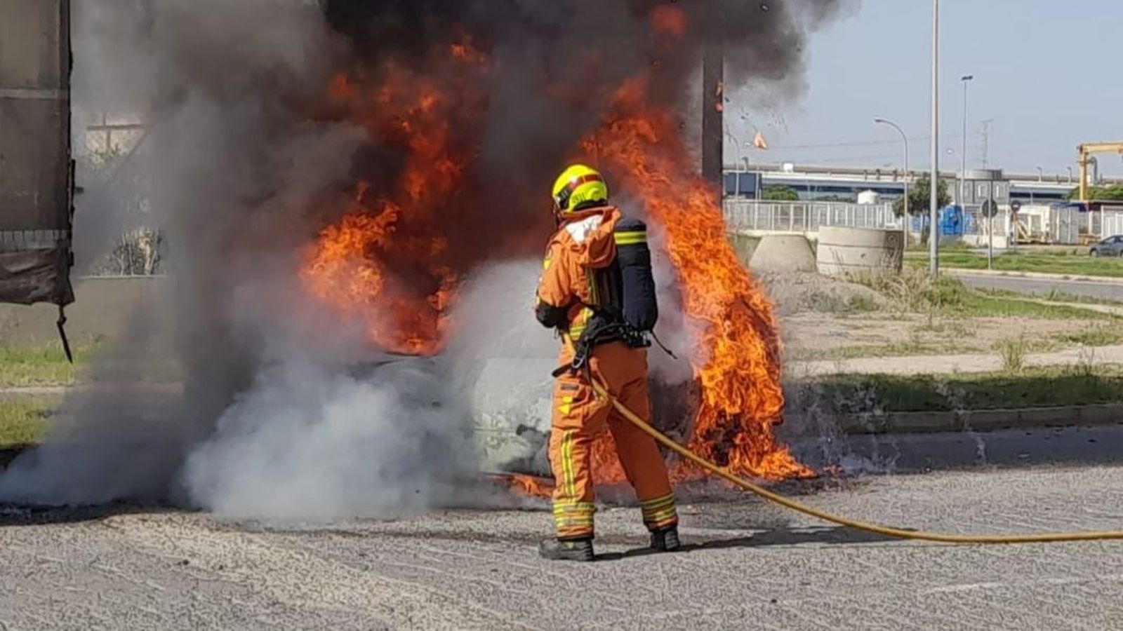 Imatge d'arxiu d'un bomber del Consorci de Bombers de València durant l'extinció d'un incendi