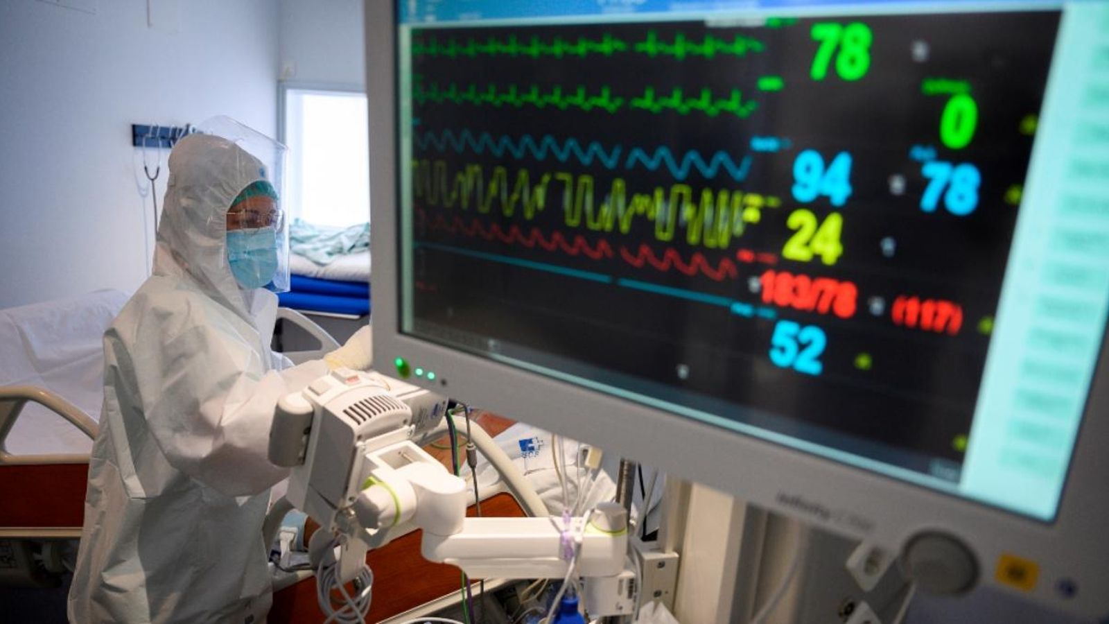 Personal sanitari de l'Hospital Universitari Marquès de Valdecilla de Santander en una de les UCI-Covid de l'hospital càntabre. / Pedro Puente Hoyos (Efe)