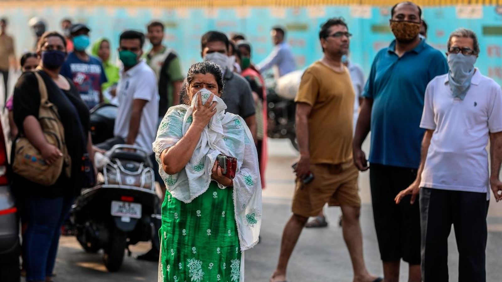 Cua per comprar queviures a Mira Road, el 25 de març del 2020