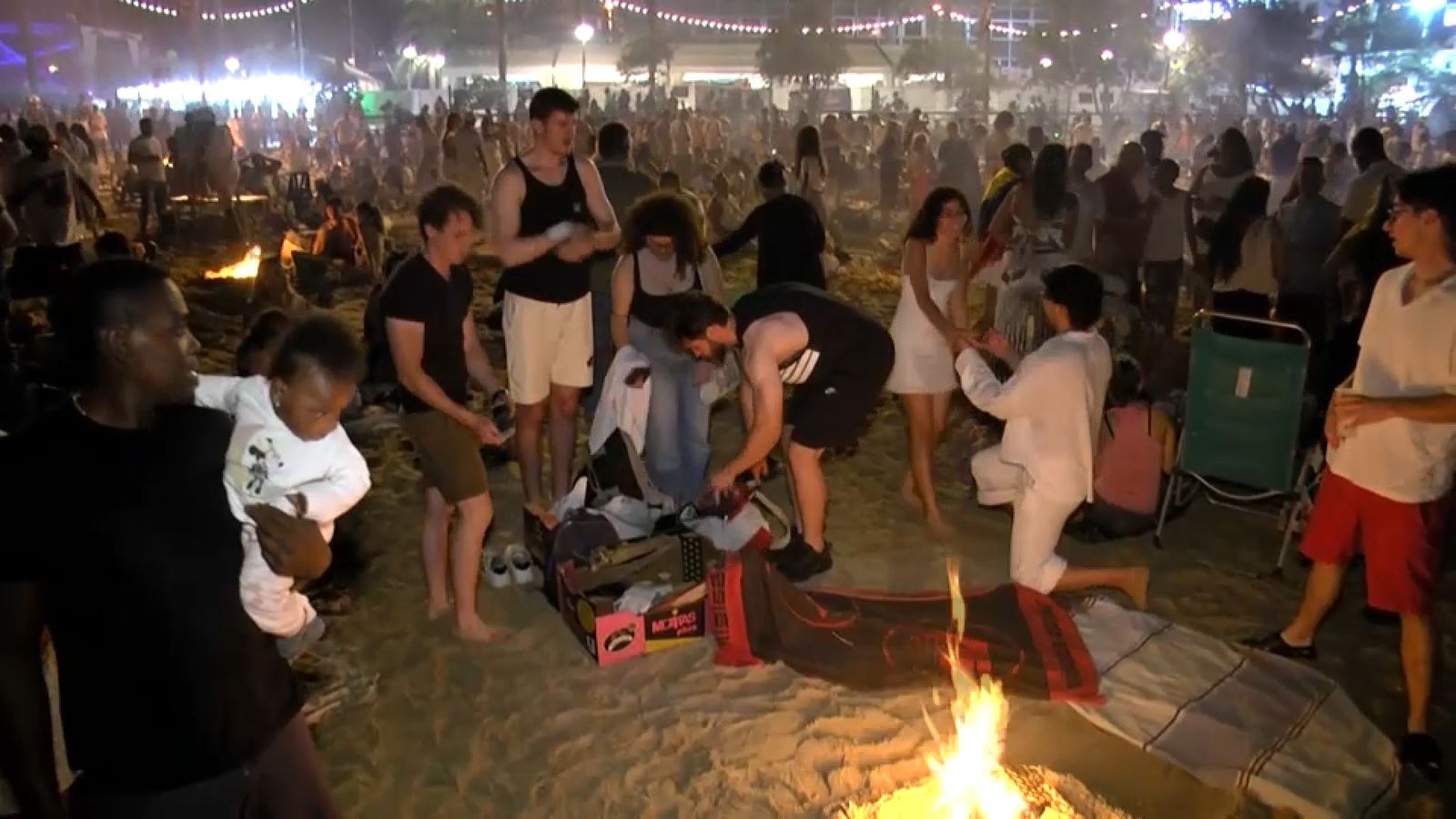 Gent celebrant la nit de Sant Joan a Alacant