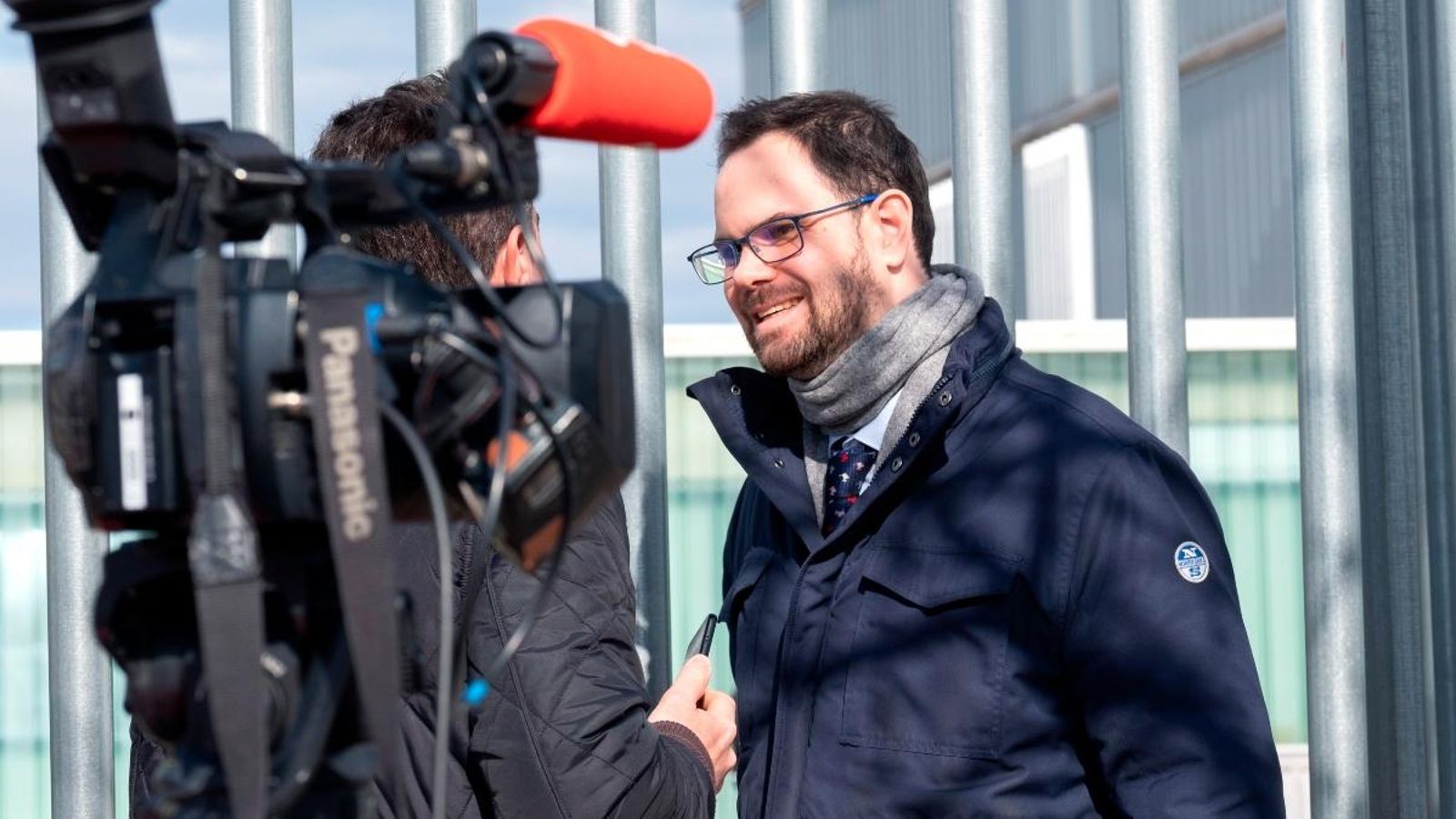 L'advocat de la mare de la xiqueta apareguda morta aten els mitjans de comunicació