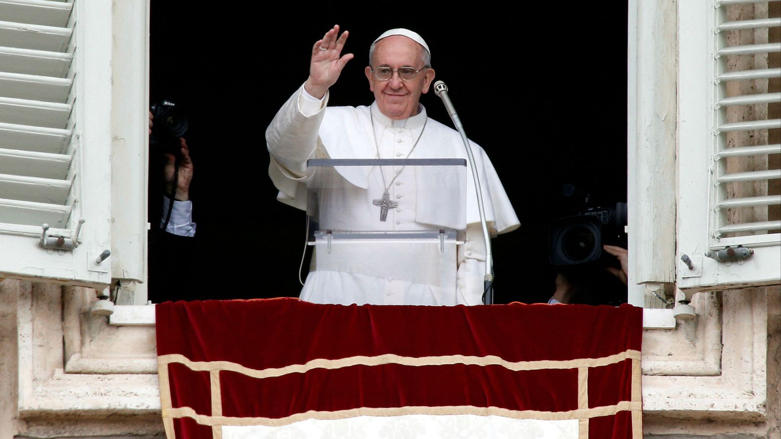 El papa Francesc saluda el dia que va ser triat en 2013