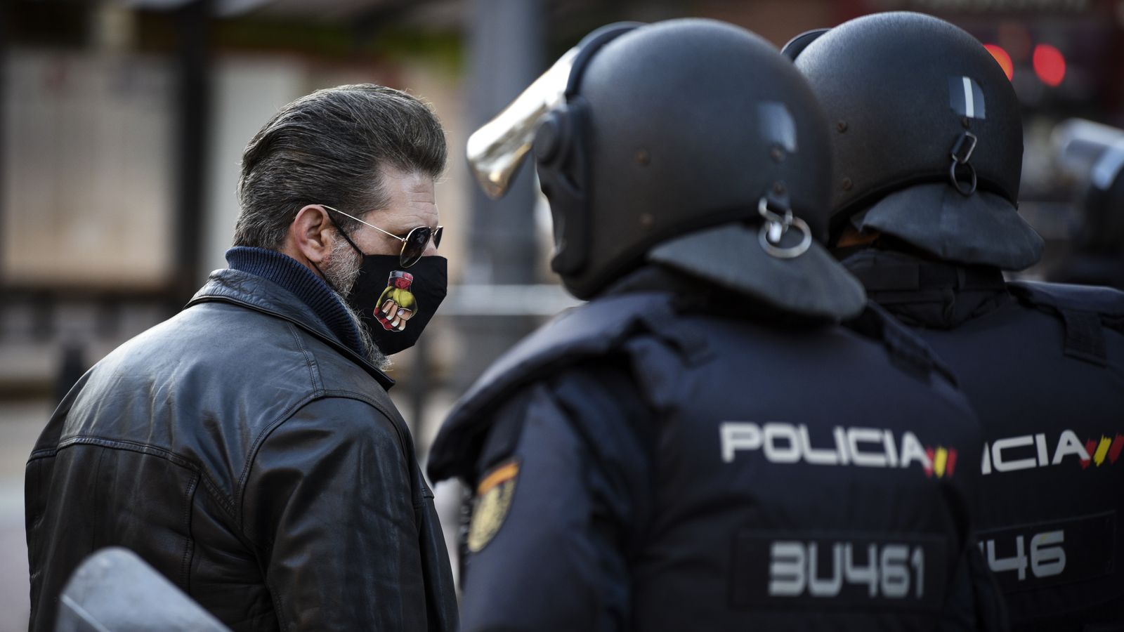 Agents antidisturbis durant la manifestació convocada per España 2000 el 12 d'octubre de 2020