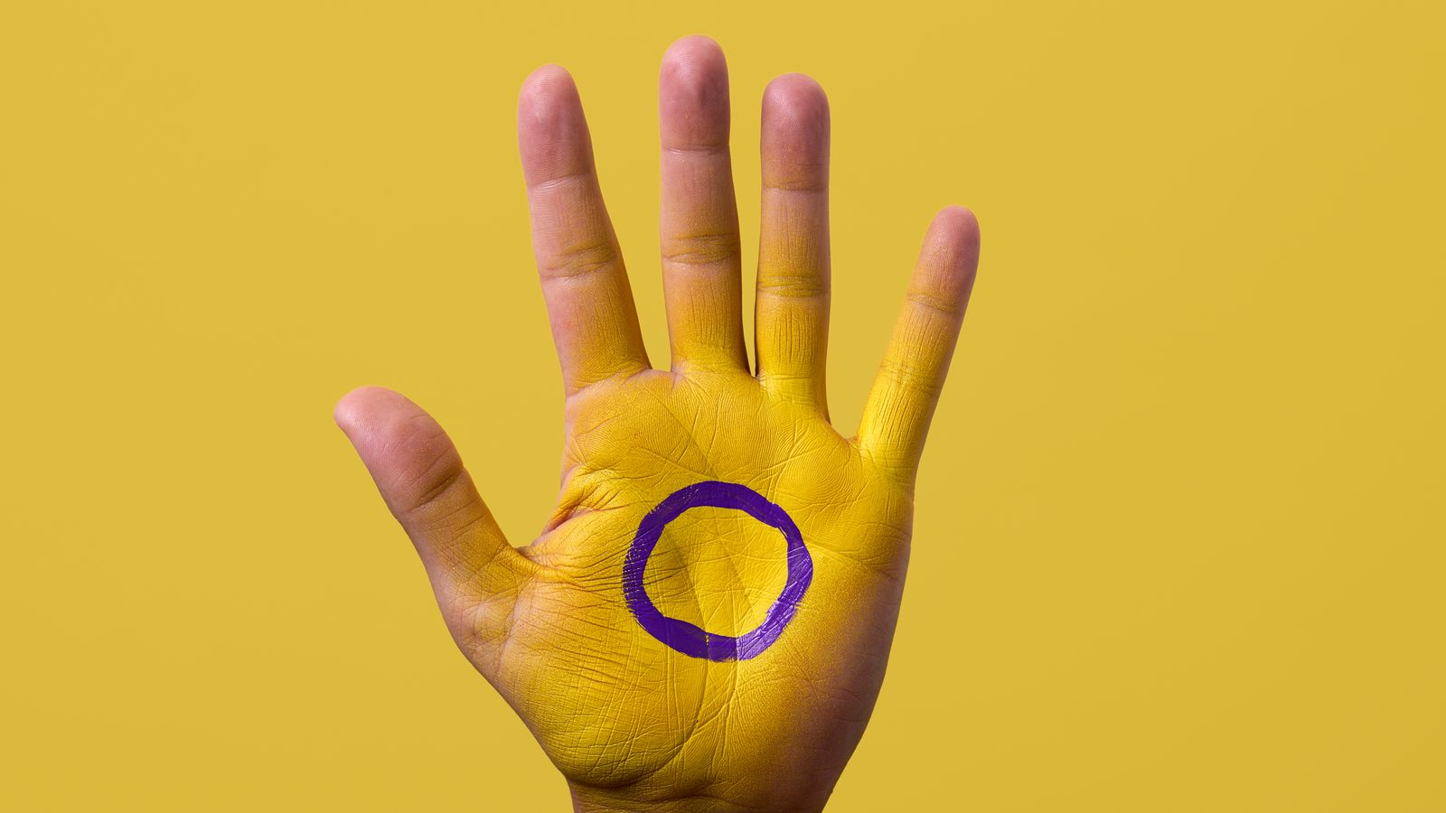 Mà amb una bandera intersexual pintada