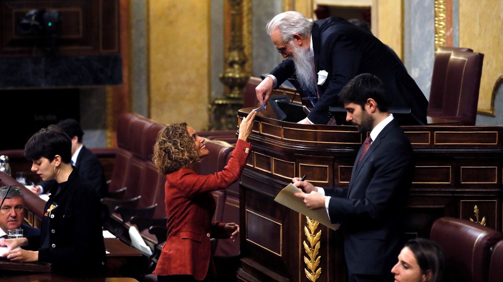 Meritxell Batet entrega el vot al president de la Mesa d’Edat, el diputat Agustín Zamarrón