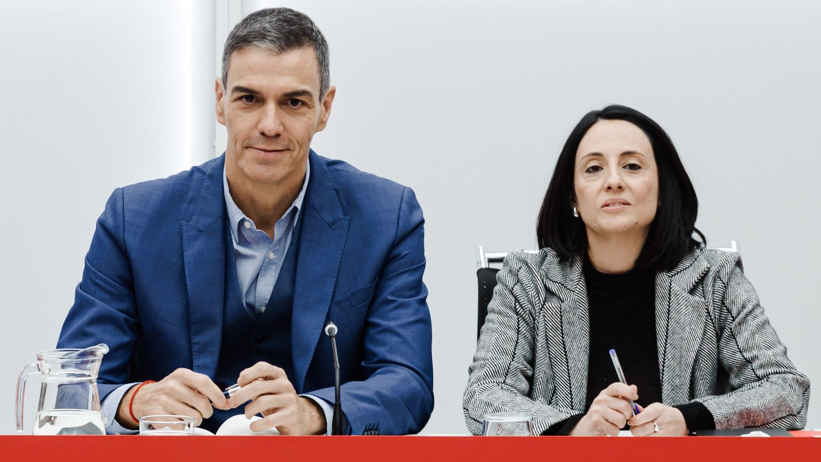 El secretari general del PSOE i president del govern, Pedro Sánchez, i la secretària d’Organització del PSOE, Rebeca Torró Soler, durant una reunió de la Comissió Executiva Federal en novembre