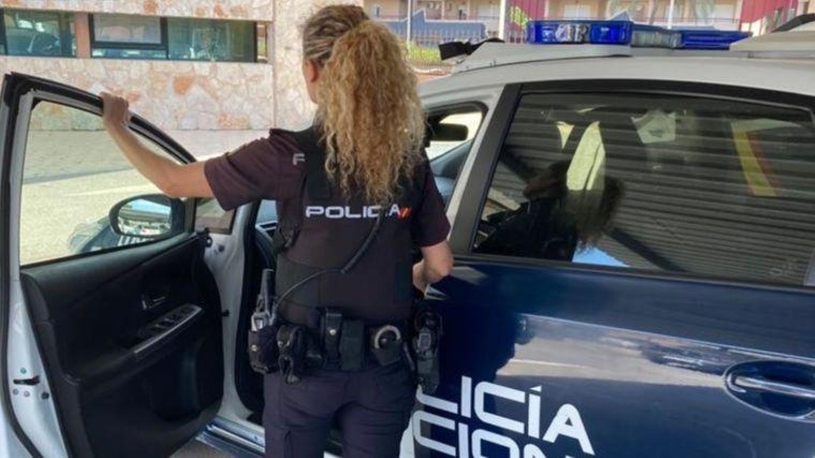 Una agent de la Policia Nacional, en una imatge d'arxiu