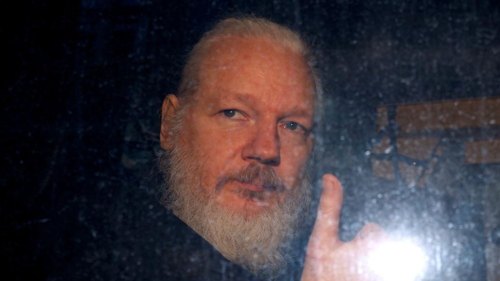 El fundador de Wikileaks, Julian Assange, vist mentre deixava una estació de policia a Londres