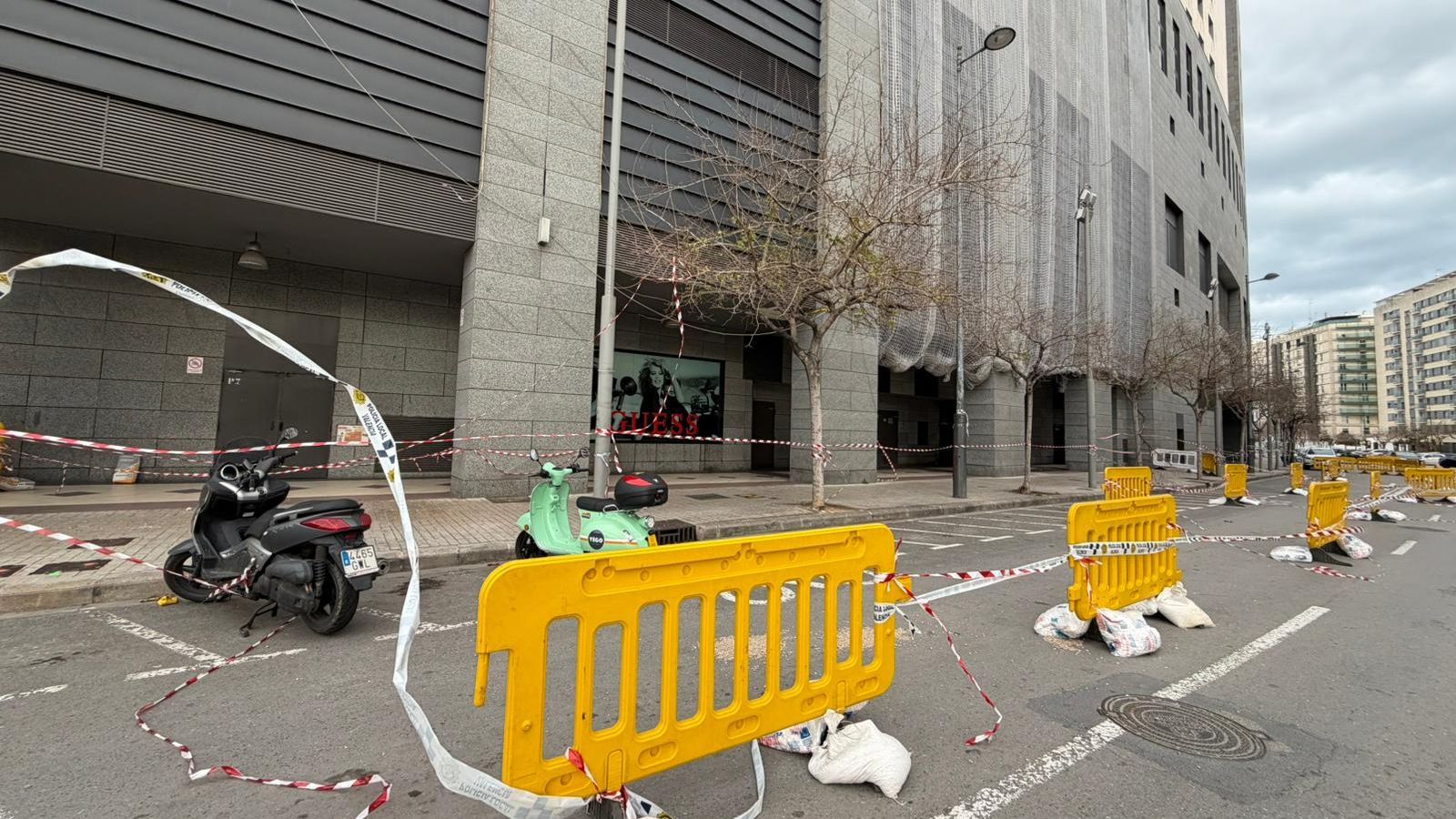 Vorera que passa per davant del centre comercial Aqua de València i on s'ha prohibit el pas pel risc de despreniments