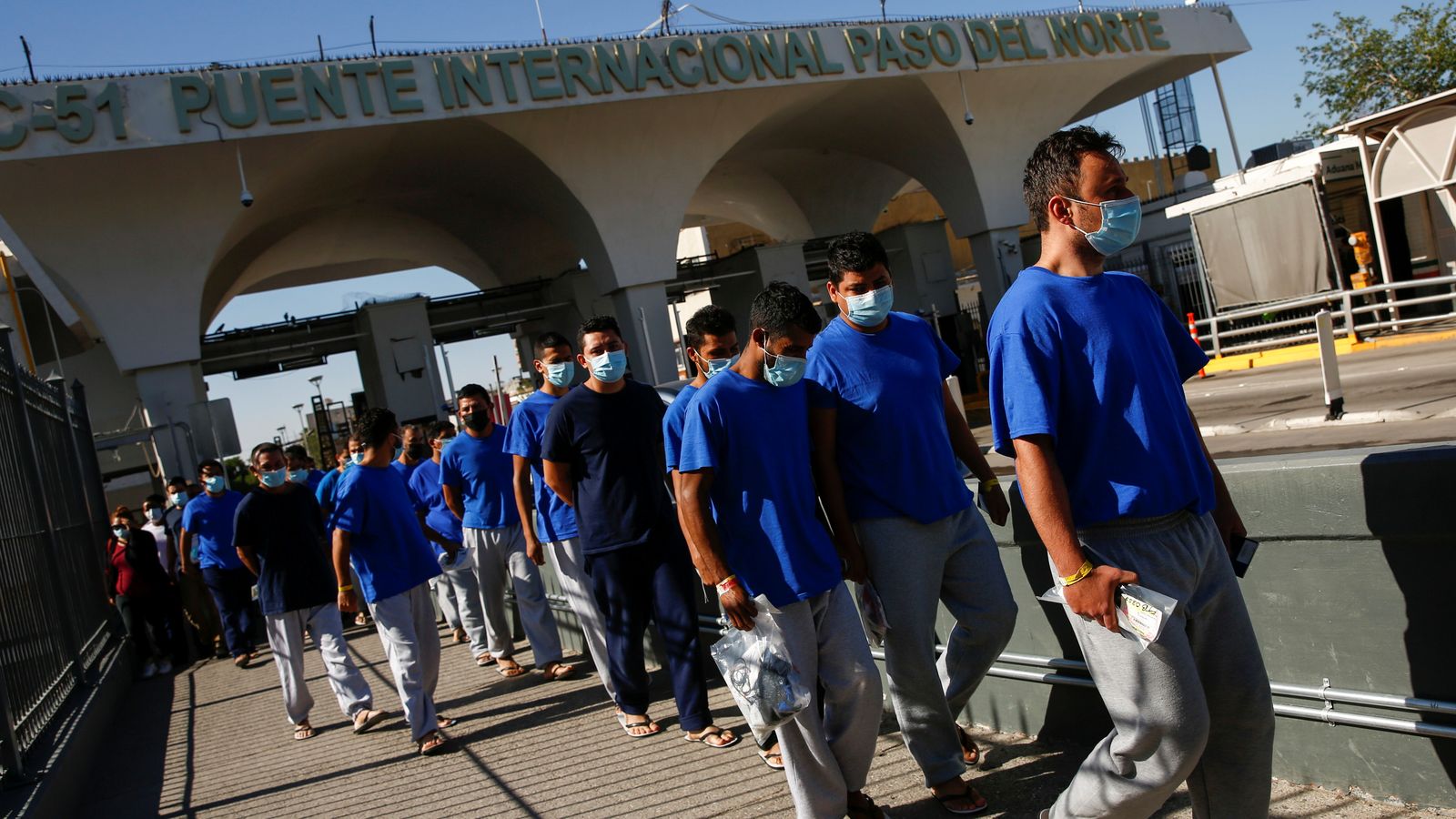 Grup de migrants deportats dels Estats Units a Mèxic creuen la frontera del Paso del Norte en Ciudad Juàrez