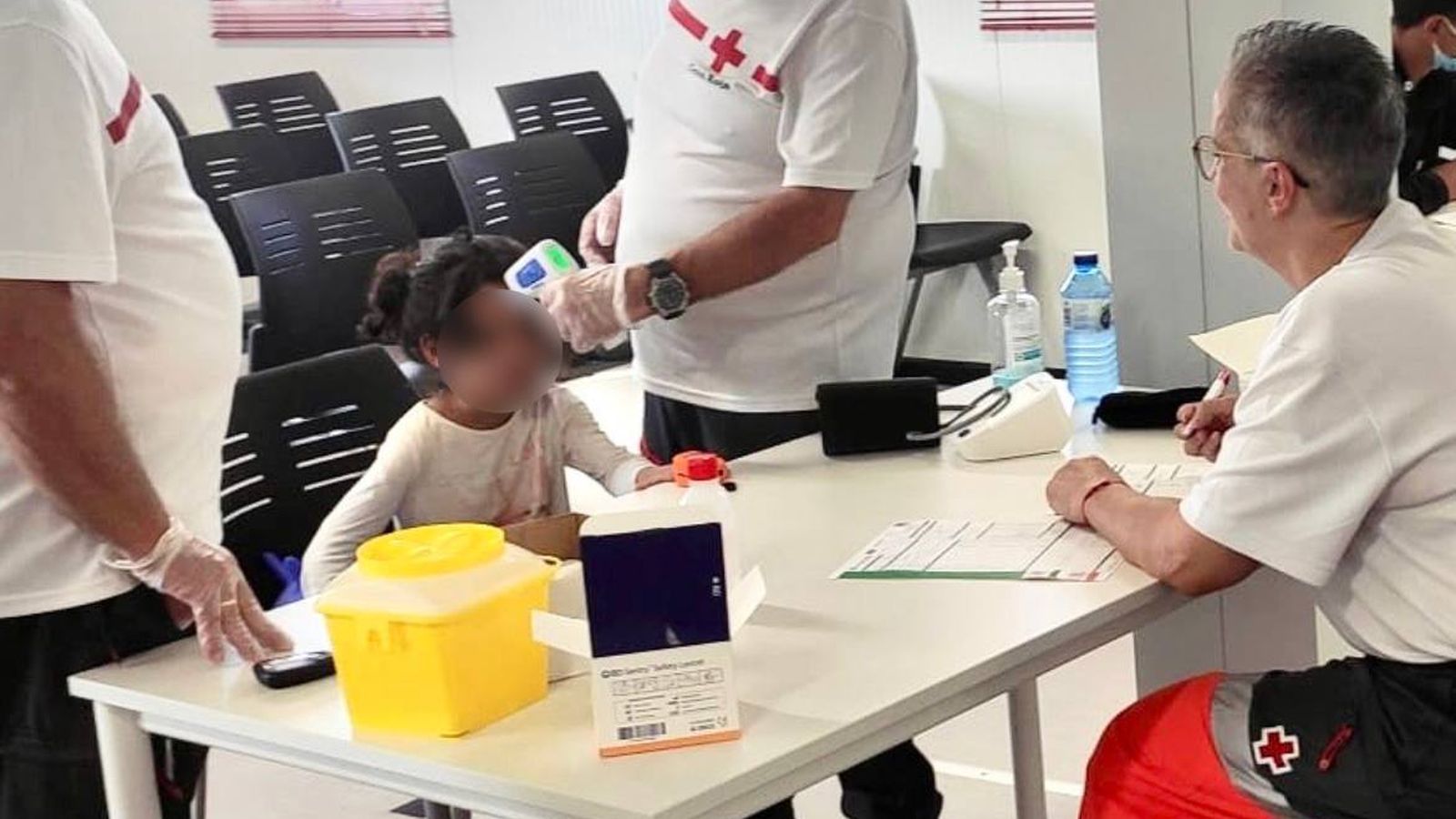 Creu Roja atén la xiqueta de cinc anys rescatada d'una pastera a Xàbia