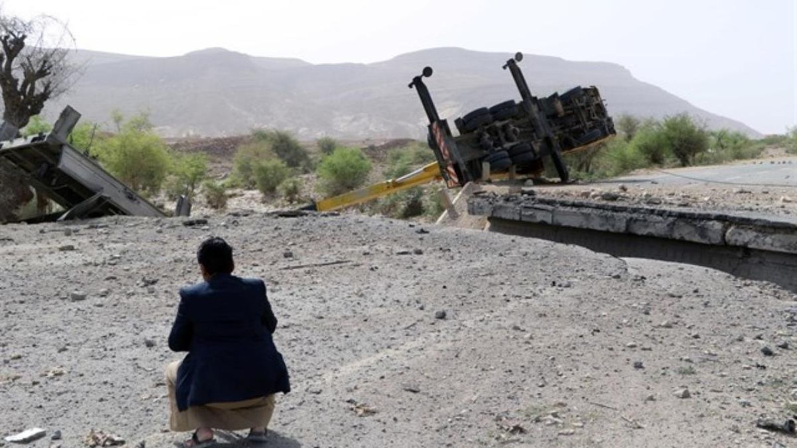 El govern rebel al Iemen assegura que 20 menors han mort durant l’atac a un camió que fugia de la zona de conflicte. El govern rebel al Iemen assegura que 20 menors han mort durant l’atac a un camió que fugia de la zona de conflicte.