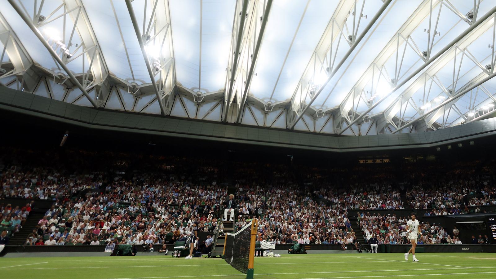 El sostre de la pista central de Wimbledon s'ha hagut de tancar a meitat del partit per falta de llum