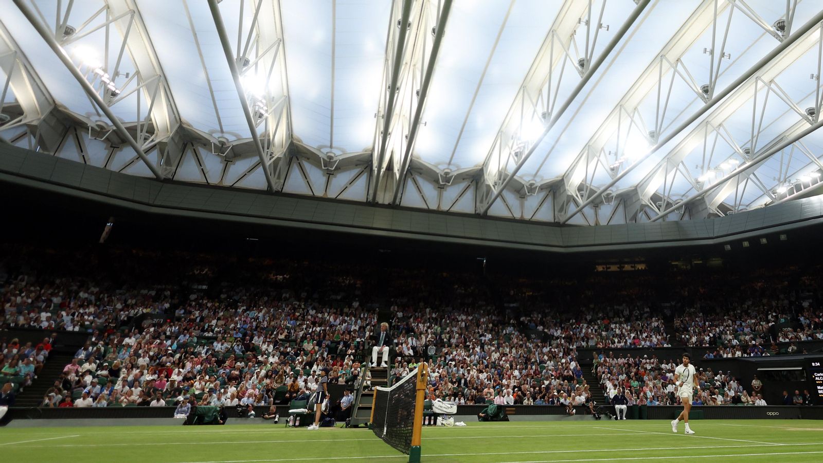 El sostre de la pista central de Wimbledon s'ha hagut de tancar a meitat del partit per falta de llum El sostre de la pista central de Wimbledon s'ha hagut de tancar a meitat del partit per falta de llum