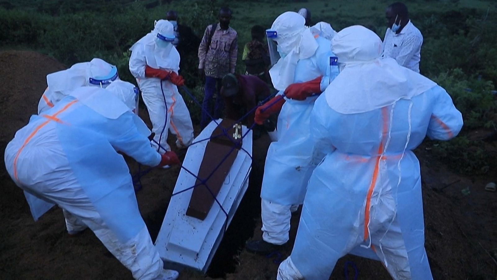 Sanitaris enterren un pacient afectat per l'ebola