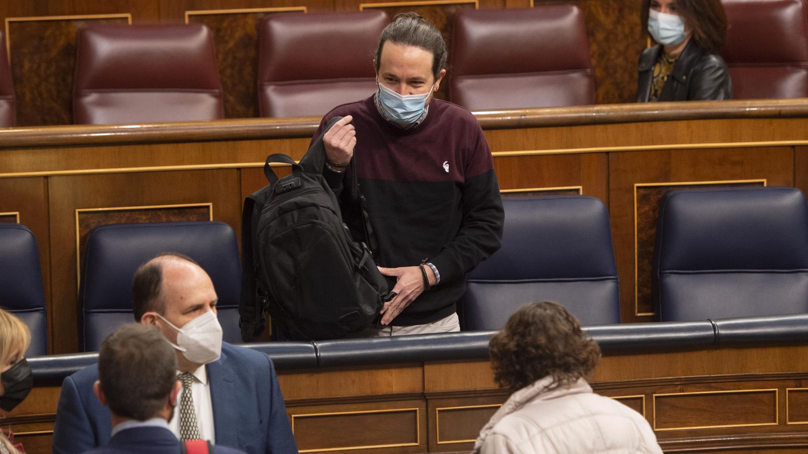 Pablo Iglesias recull la seua motxilla en el congrés dels diputats