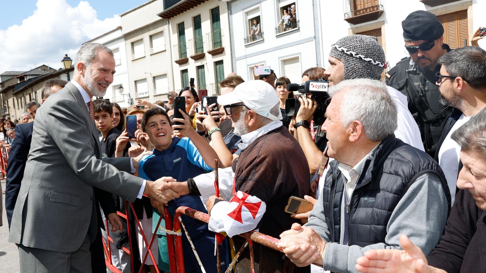 El Rey saluda a los vecinos de Villafranca del Bierzo (Lleó) a su llegada a la Colegiata de Santa María con motivo de la exposición